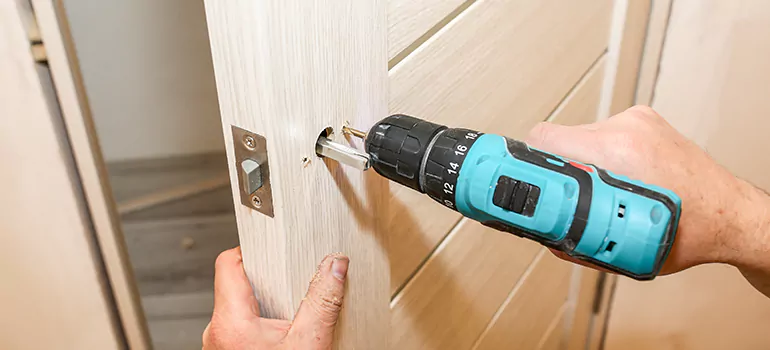 Old Door Knob Repair in Tamiami, FL